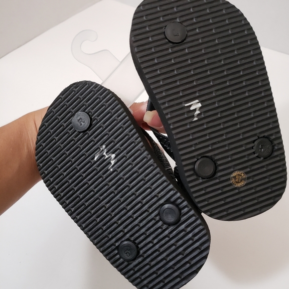 5/$15 S(5/6) Arizona Jean Company Black Gray Camo Print Slippers Flip Flops - Picture 3 of 5